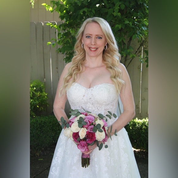 David's Bridal Dresses & Skirts - Wedding dress sheer lace and tulle ball gown - Ivory - Size 8 - Has pockets